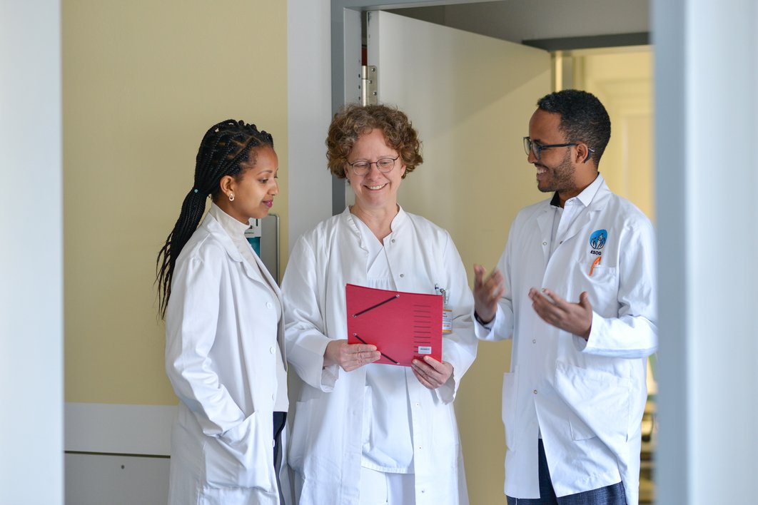 Frau Prof. Kantelhardt mit zwei äthiopischen Ärzten in Ausbildung