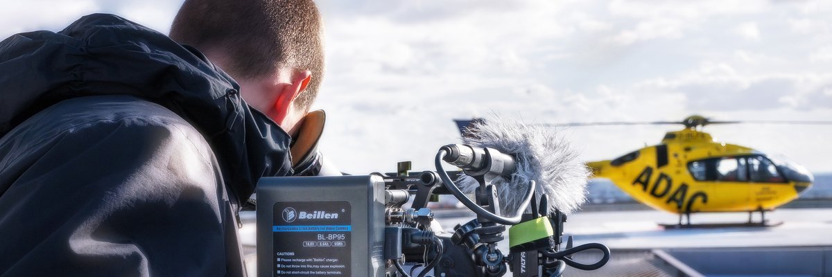 Kameramann filmt einen Rettungshubschrauber auf der Plattform des UKH