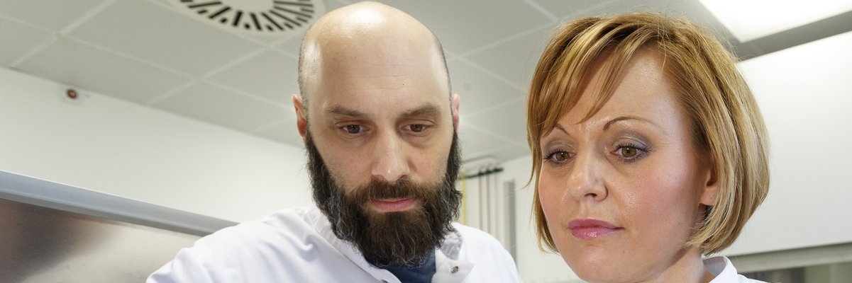 Ein Mann und eine Frau schauen sich in einem Labor Proben an