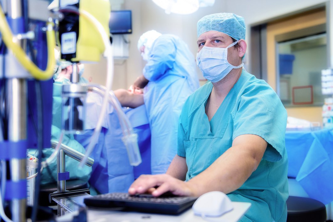 Medizinisches Personal während einer Operation